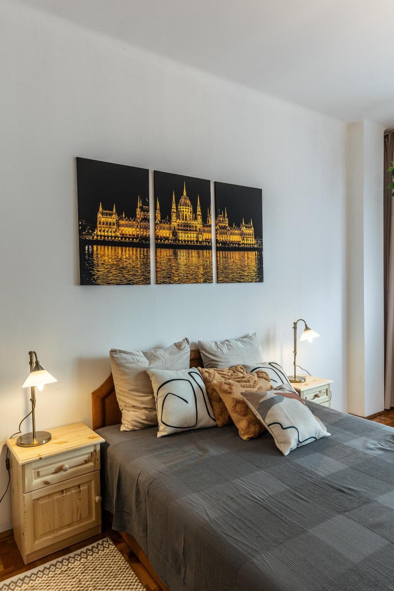 Bright & Spacious Riverside Apartment With Balcony ブダペスト エクステリア 写真