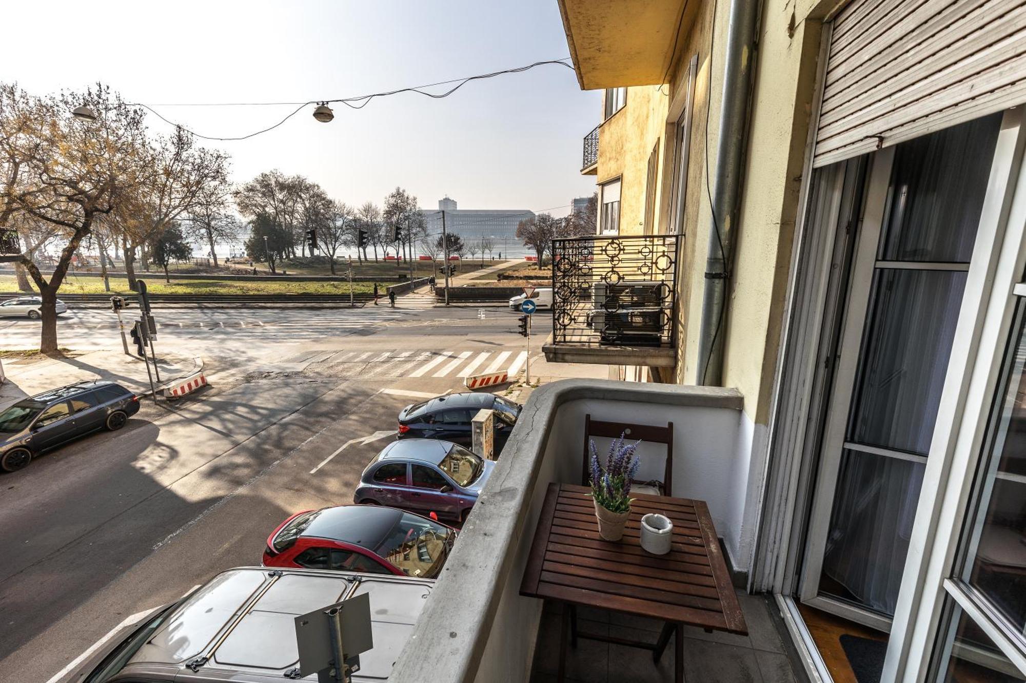 Bright & Spacious Riverside Apartment With Balcony ブダペスト エクステリア 写真