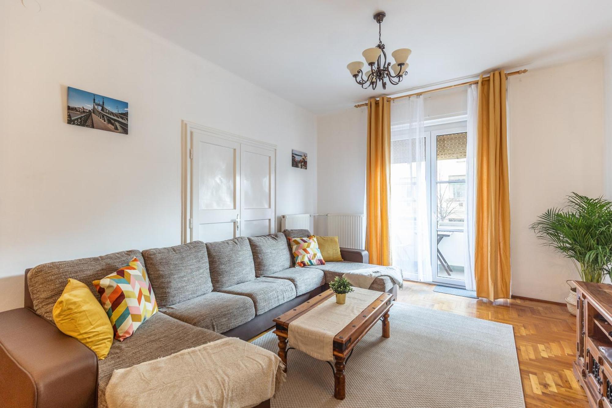 Bright & Spacious Riverside Apartment With Balcony ブダペスト エクステリア 写真