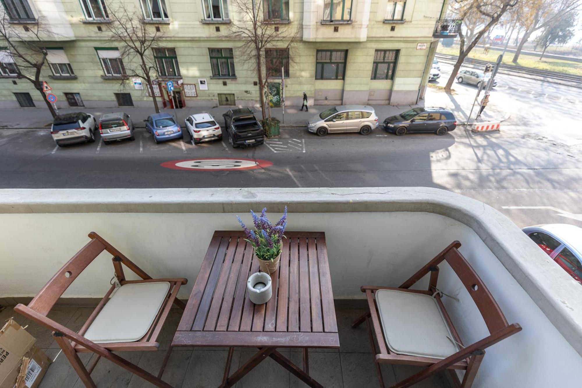 Bright & Spacious Riverside Apartment With Balcony ブダペスト エクステリア 写真