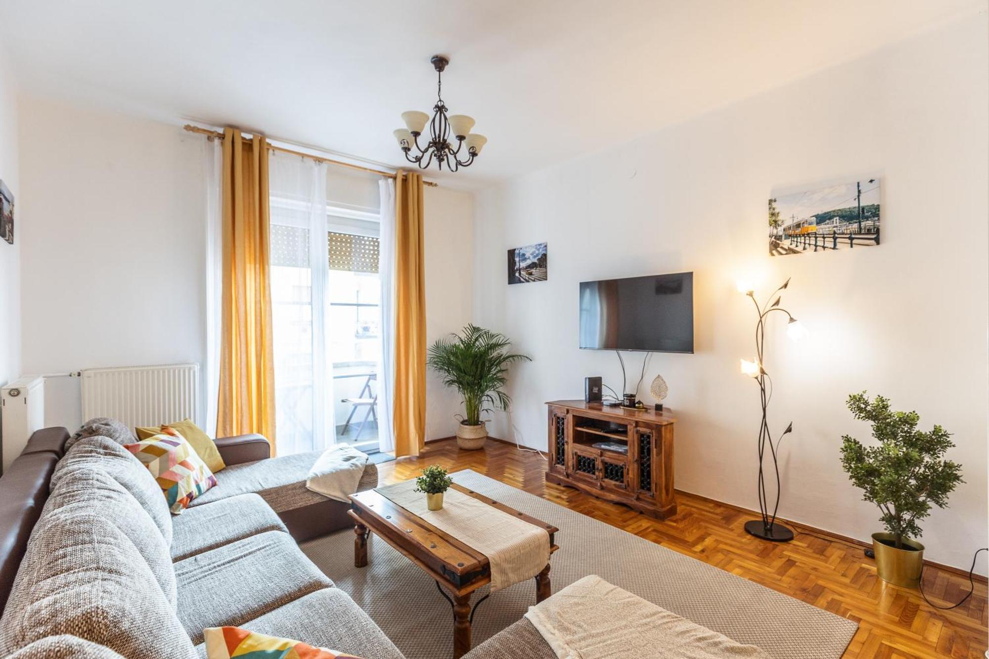 Bright & Spacious Riverside Apartment With Balcony ブダペスト エクステリア 写真