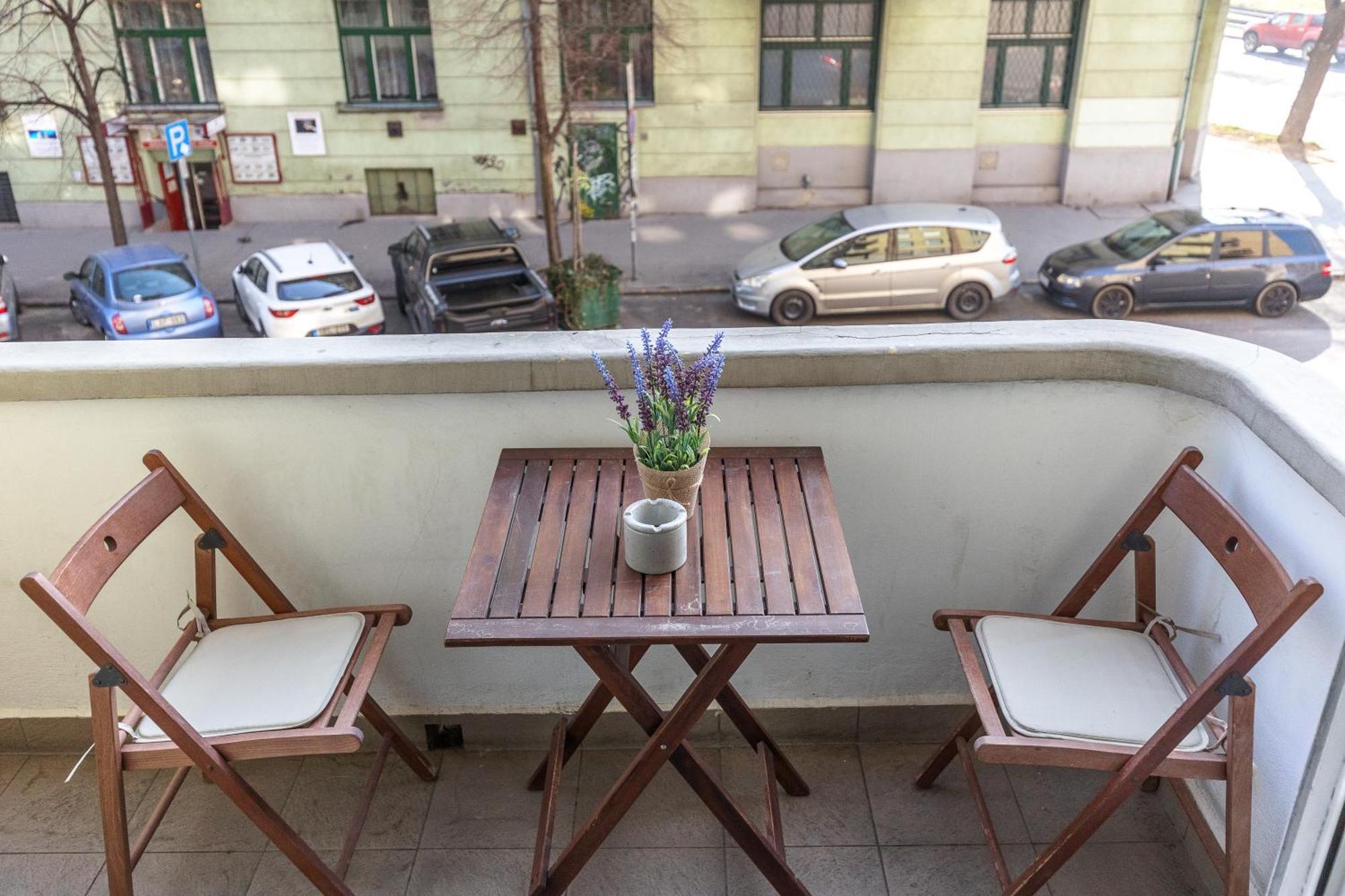 Bright & Spacious Riverside Apartment With Balcony ブダペスト エクステリア 写真