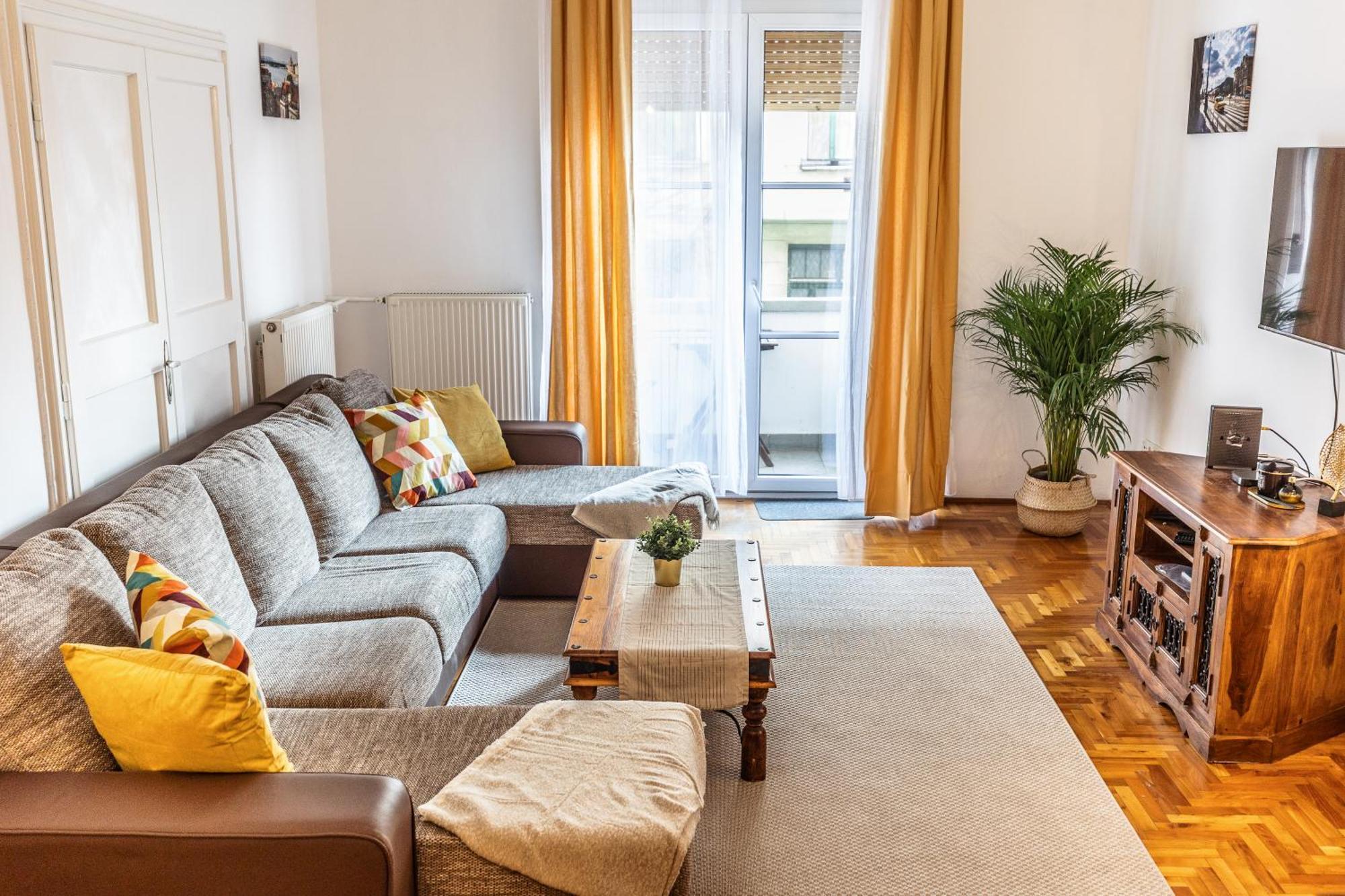 Bright & Spacious Riverside Apartment With Balcony ブダペスト エクステリア 写真