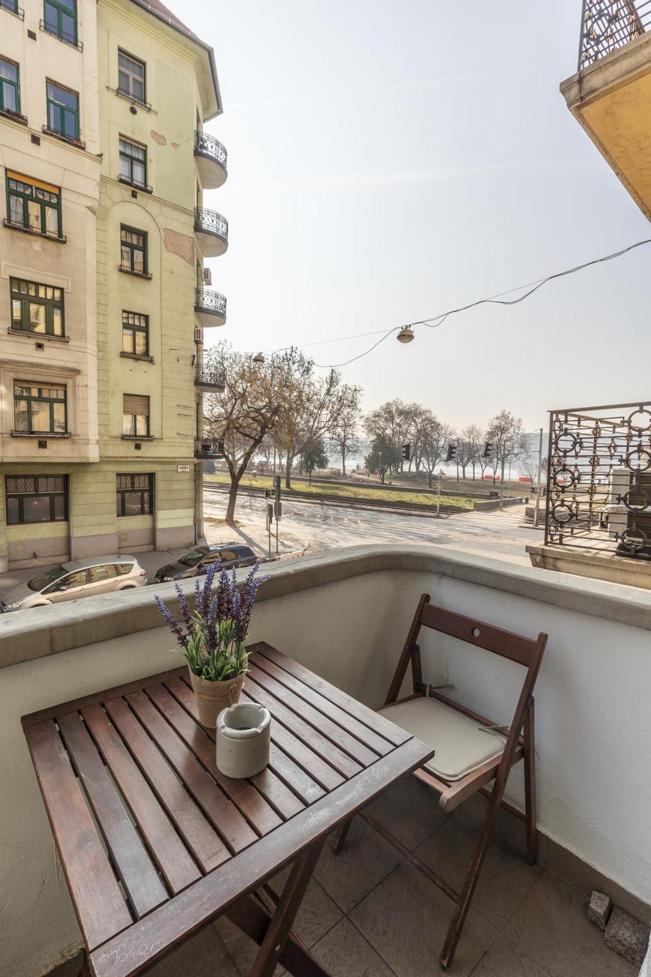 Bright & Spacious Riverside Apartment With Balcony ブダペスト エクステリア 写真